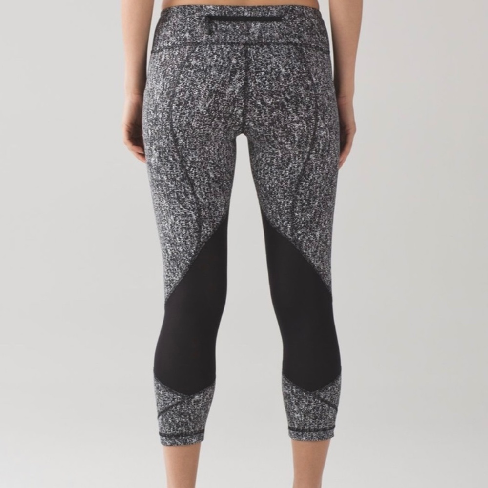 1073 lululemon Pace Rival Crop Leggings Suited Jacquard– 4 – Black White